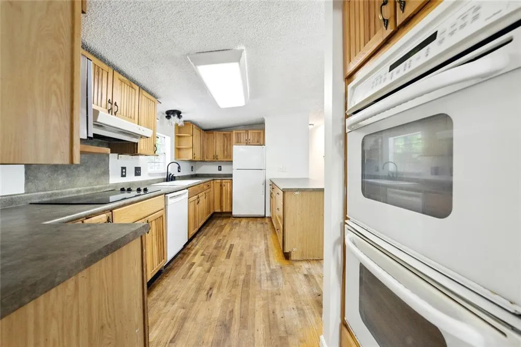 Canton, Georgia 30114, United States, 6 Bedrooms Bedrooms, ,4 BathroomsBathrooms,Residential,Pending,141836