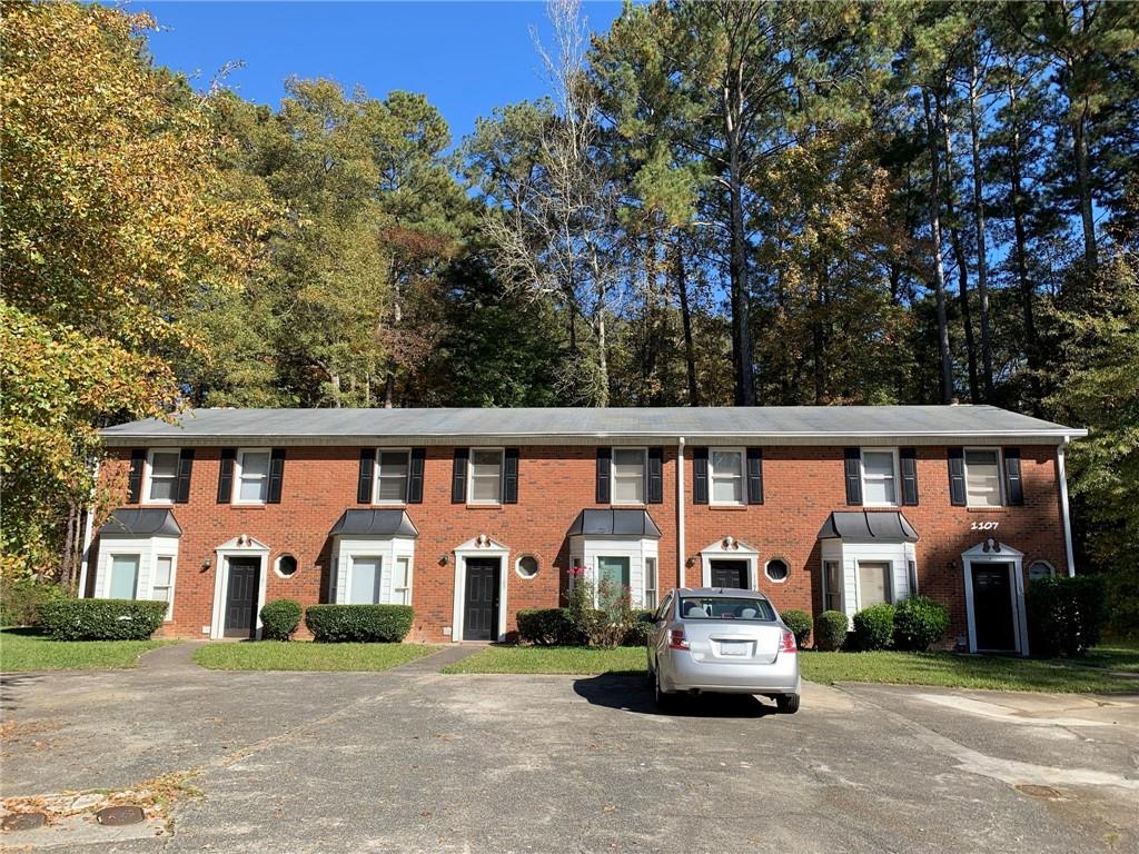 APPOINTMENT ONLY. TENANT OCCUPIED. 24 HOURS NOTICE IS REQUIRED. NO SHOWINGTIME. 2 BEDROOM END UNIT WITH PRIVATE BATHROOM AND 2 CLOSETS IN EACH BEDROOM, 2 LINEN CLOSETS, NEW PAINT, KITCHEN WITH SS APPLIANCES AND LVP FLOORING THROUGHOUT MAIN LEVEL. CLOSE TO LOCAL COLLEGE & DINING/SHOPPING. NO SMOKING. NO PETS. GOOD CREDIT HISTORY IS REQUIRED. OWNER/AGENT.