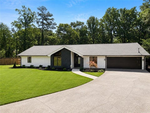 Homes For Sale - 1300 Chipping Court<br/> Roswell, GA 30076