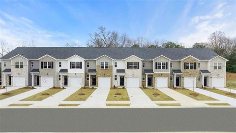 Townhouse For Sale - 121 Kenmore Circle<br/> Perry, GA 31069