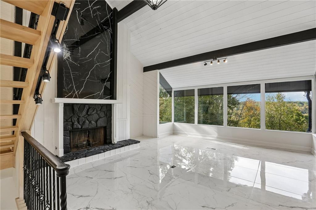 140 Huntcliff Point
