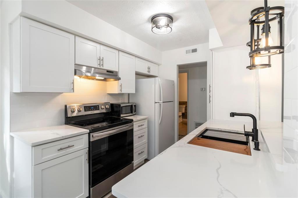 1005 GLENLEAF Drive