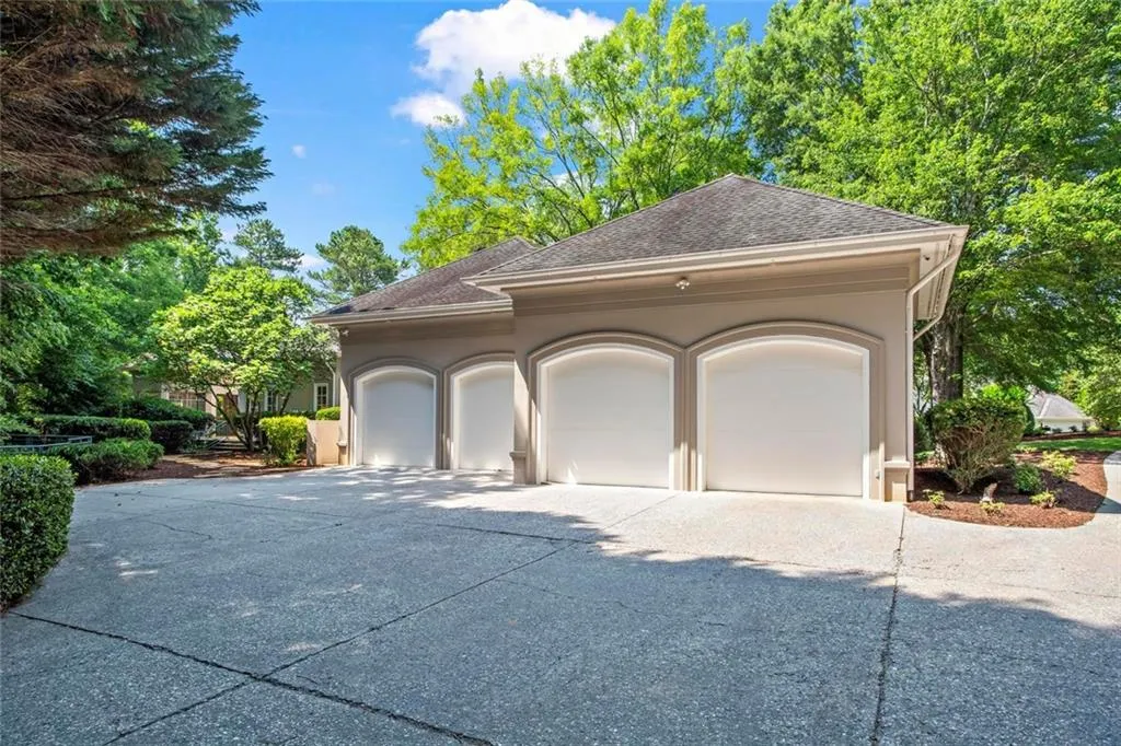 Johns Creek, Georgia 30022, United States, 5 Bedrooms Bedrooms, ,6 BathroomsBathrooms,Residential,Active,194320