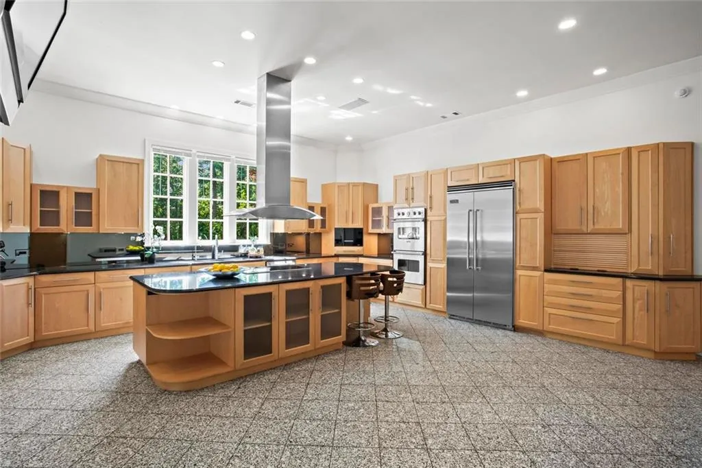 Johns Creek, Georgia 30022, United States, 5 Bedrooms Bedrooms, ,6 BathroomsBathrooms,Residential,Active,194320