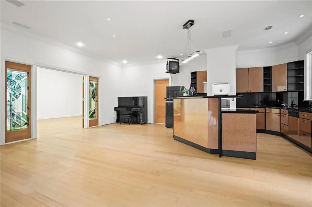 Johns Creek, Georgia 30022, United States, 5 Bedrooms Bedrooms, ,6 BathroomsBathrooms,Residential,Active,194320