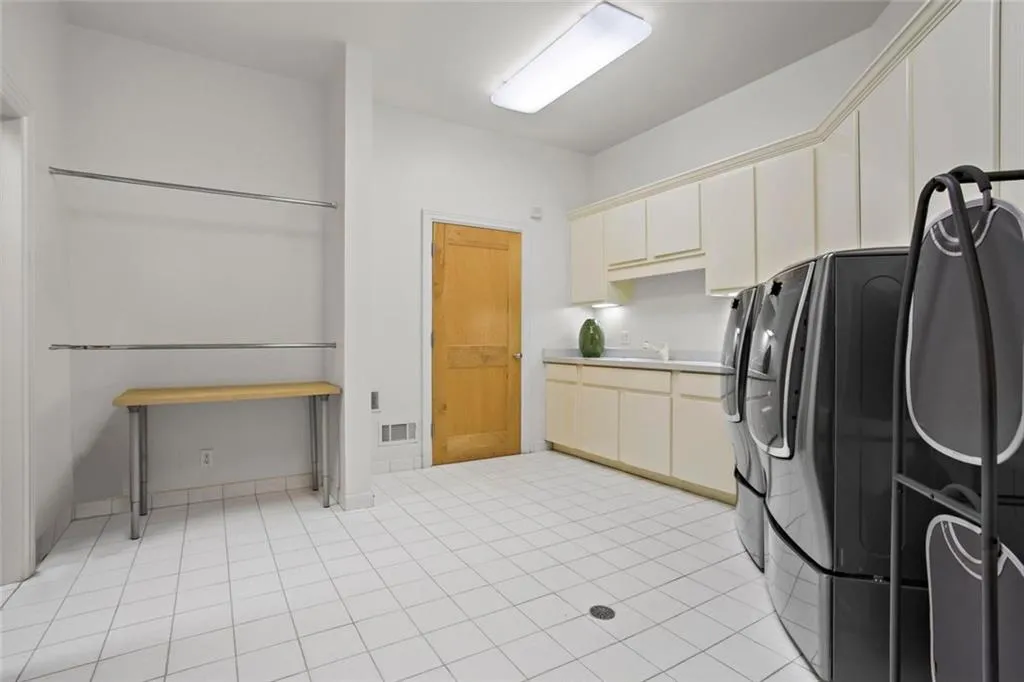 Johns Creek, Georgia 30022, United States, 5 Bedrooms Bedrooms, ,6 BathroomsBathrooms,Residential,Active,194320