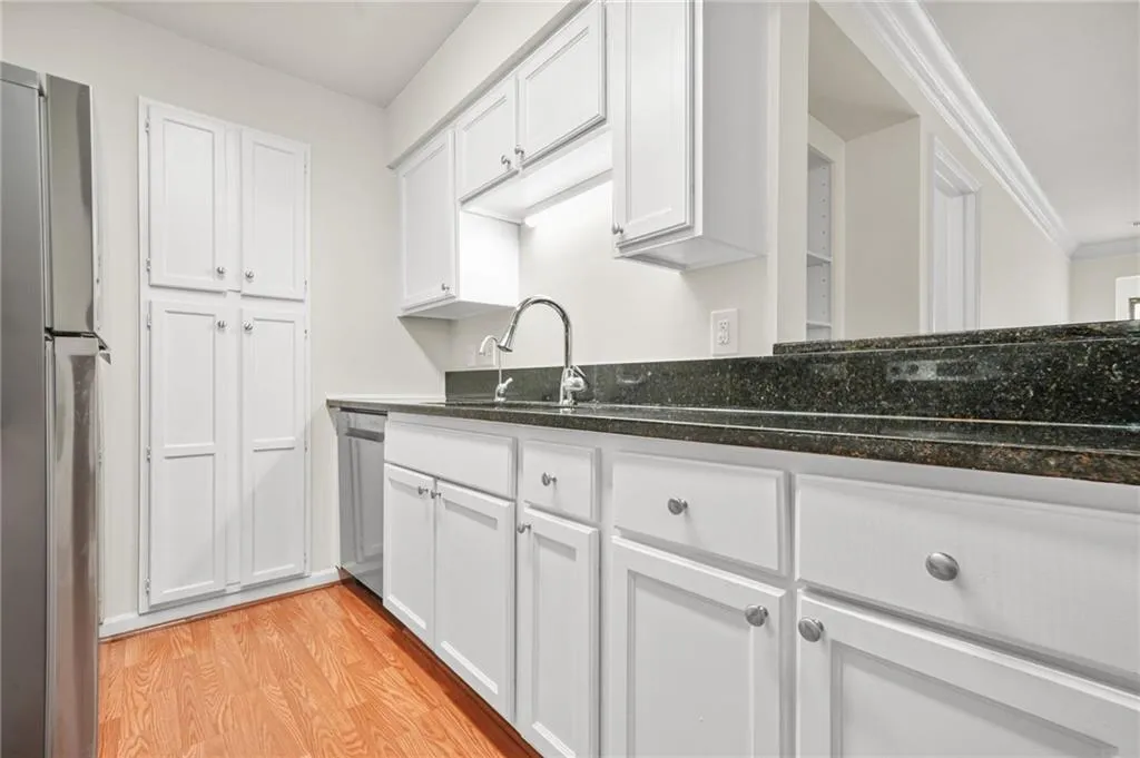 Atlanta, Georgia 30324, United States, 2 Bedrooms Bedrooms, ,2 BathroomsBathrooms,Residential,Active,195140