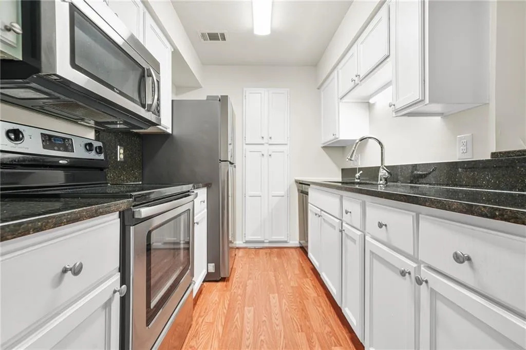 Atlanta, Georgia 30324, United States, 2 Bedrooms Bedrooms, ,2 BathroomsBathrooms,Residential,Active,195140