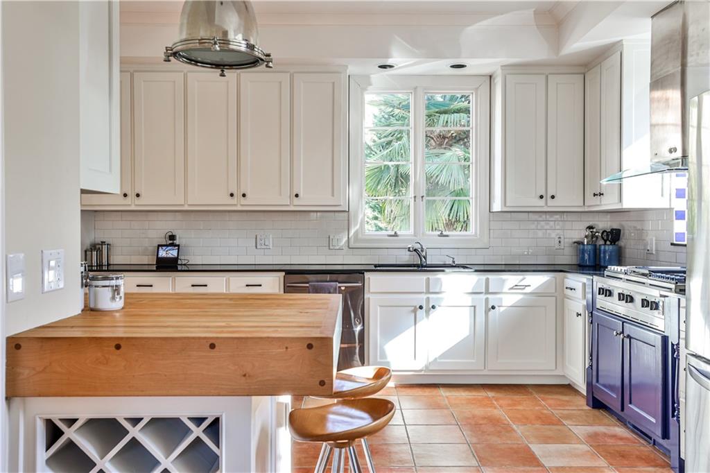 2837 N Hills Drive NE