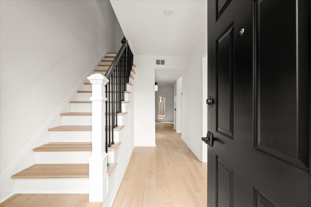 27 Old Ivy Square NE