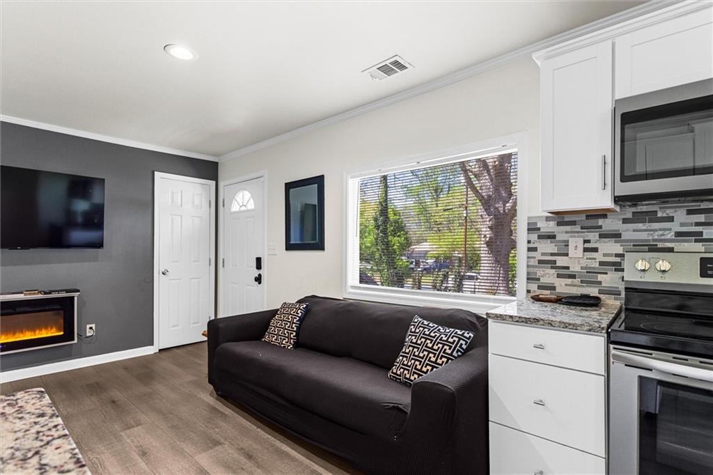 1111 Valley View Road SE