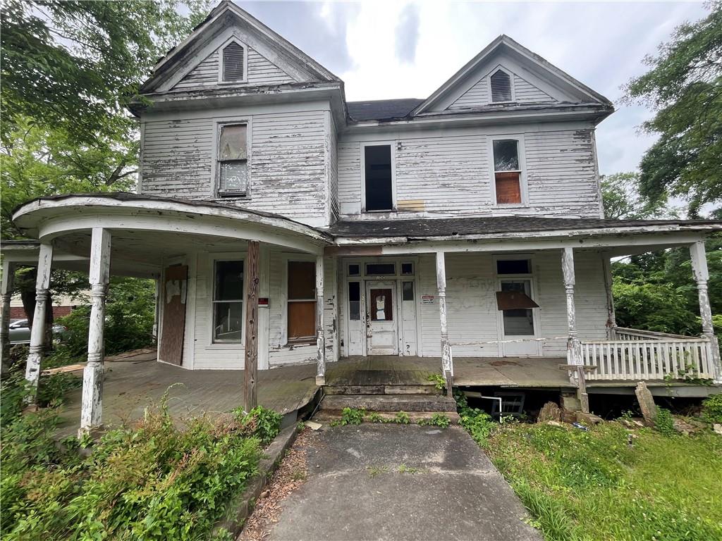 Investor Special – This 1912 Victorian in East Rome is waiting for the right buyer to bring it back to life. The home has incredible potential but needs renovation. The home has great bones and the original hardwoods and bead board walls/ceilings remain.
Sitting at the intersection of Darlington Way SW and E 10th Street, this area has seen revitalization, making this a great opportunity for the right investor. With five fireplaces, a flexible layout, and historic character, this could be restored into a spacious single-family home or potentially a duplex.