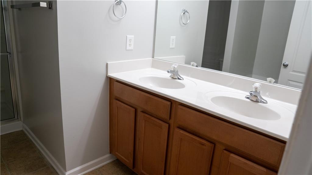 2476 Suwanee Pointe Drive, Lawrenceville, Georgia image 8