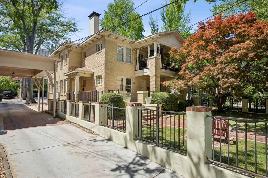 702A Myrtle Street NE