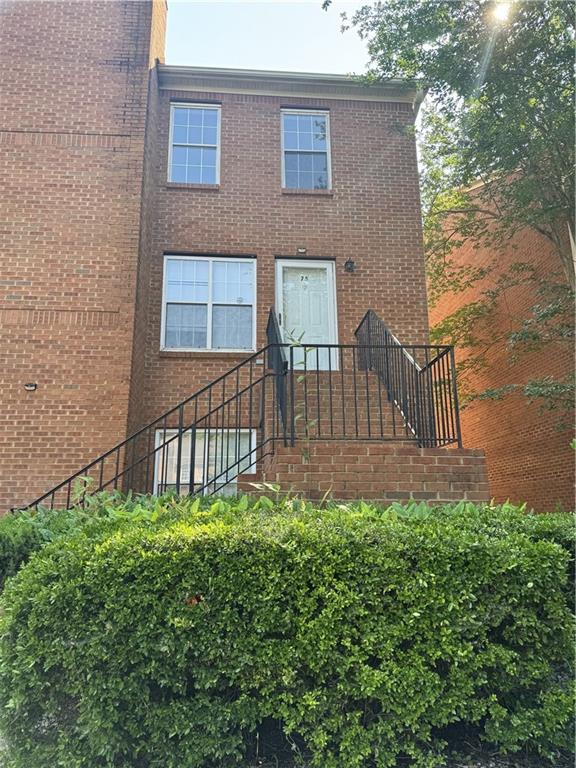 SPACIOUS FOUR SIDED BRICK HOME; GREAT LOCATION! ACCESSIBLE TO MAJOR SHOPPING CENTERS, NEW FLOORING IN THE SECOND &
MAIN FLOOR.