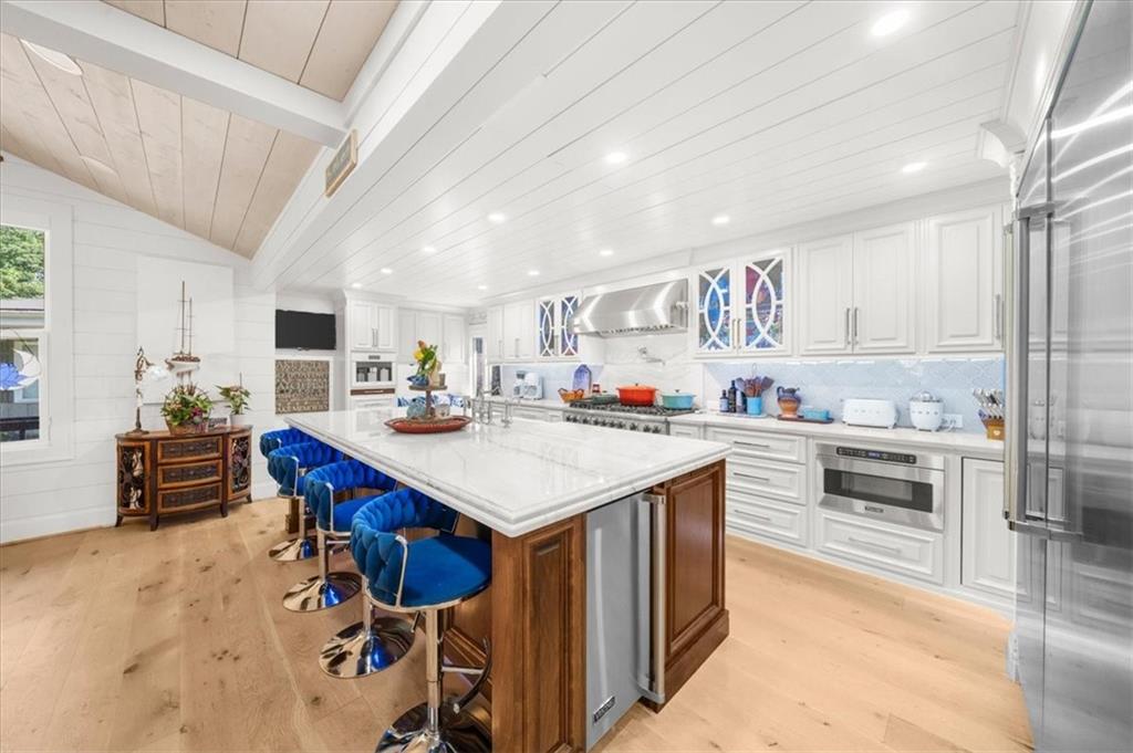 5823 Lakeshore Drive