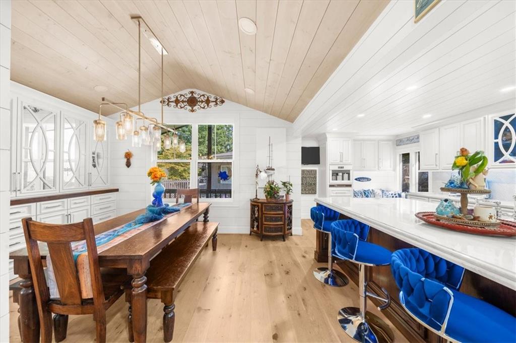 5823 Lakeshore Drive