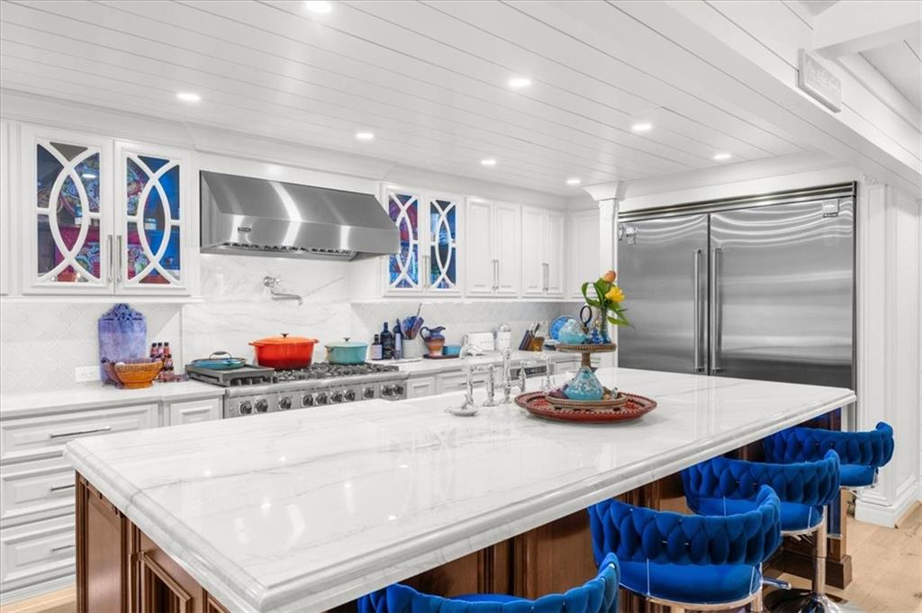 5823 Lakeshore Drive