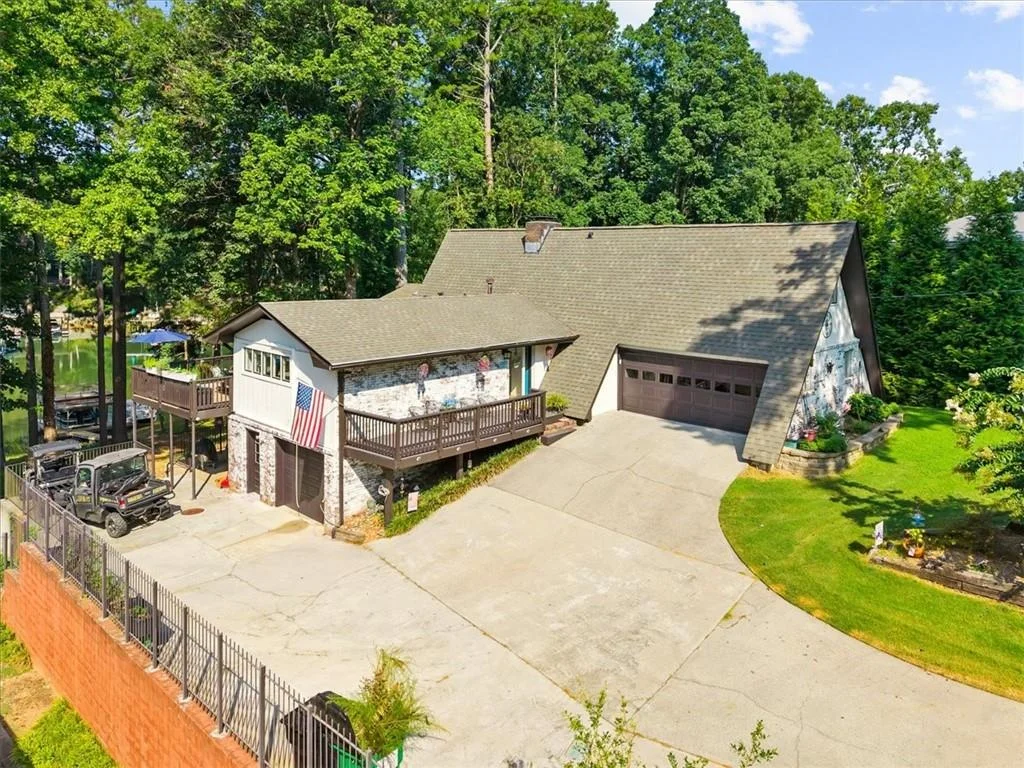 5823 Lakeshore Drive