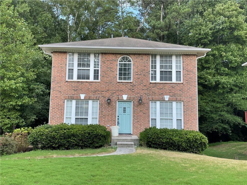 3-bedroom,3 sides brick single house in excellent district of Chattahoochee high school. Location in Alpharetta and safe neighborhood. Walking distance to shopping complex, gym, grocery and restaurants.
Two fireplaces in Family Room and Master Bedroom respectively. Kitchen with professional stove, granite countertop and view to Family Room. Master Bedroom features vaulted ceilings, double vanity and whirlpool tub. ceiling fans. Office room at lower level. 2-Car side access Garage. large wooded private back yard.
Prefer not to have pet. Require renter's insurance.
Preferred a good credit score. Background check is required.