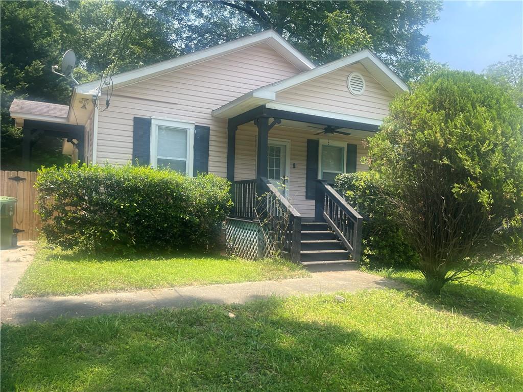 Great single family ranch home. Separate dining area with breakfast bar, nice backyard. Home features 3 nice size bedrooms for your furnishings. Location is close to Downtown Freeway, Restaurants, Grant Park and Turner Field.