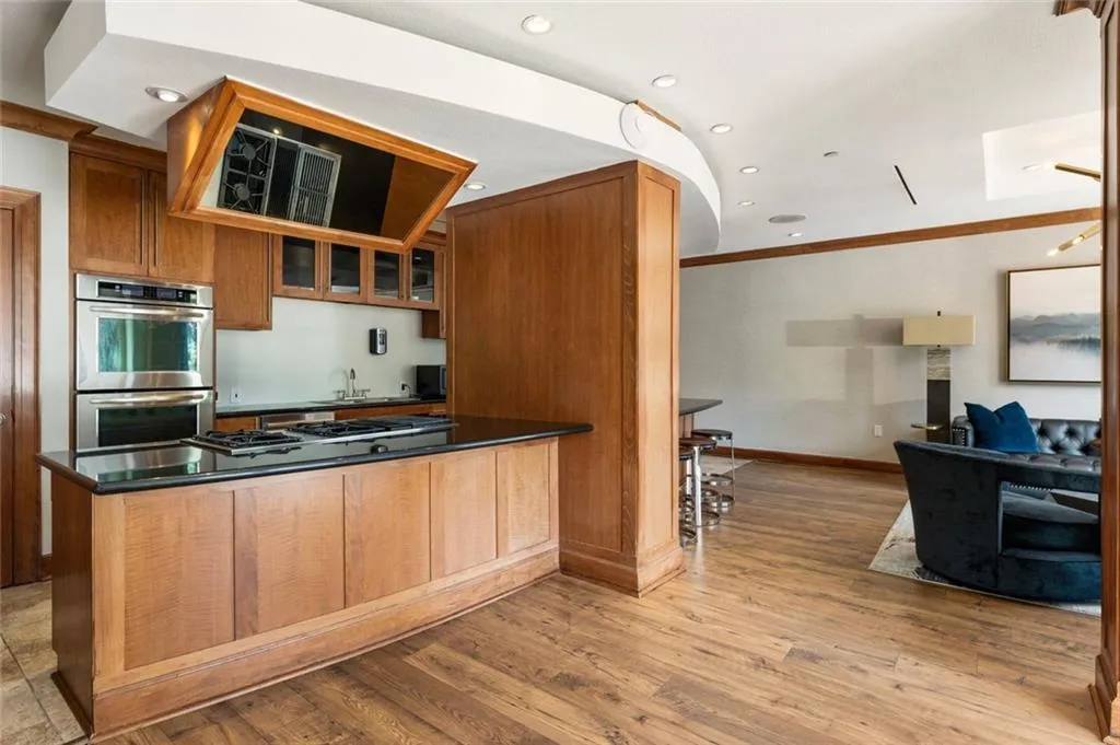 Atlanta, Georgia 30326, United States, 2 Bedrooms Bedrooms, ,2 BathroomsBathrooms,Residential,Active,164620