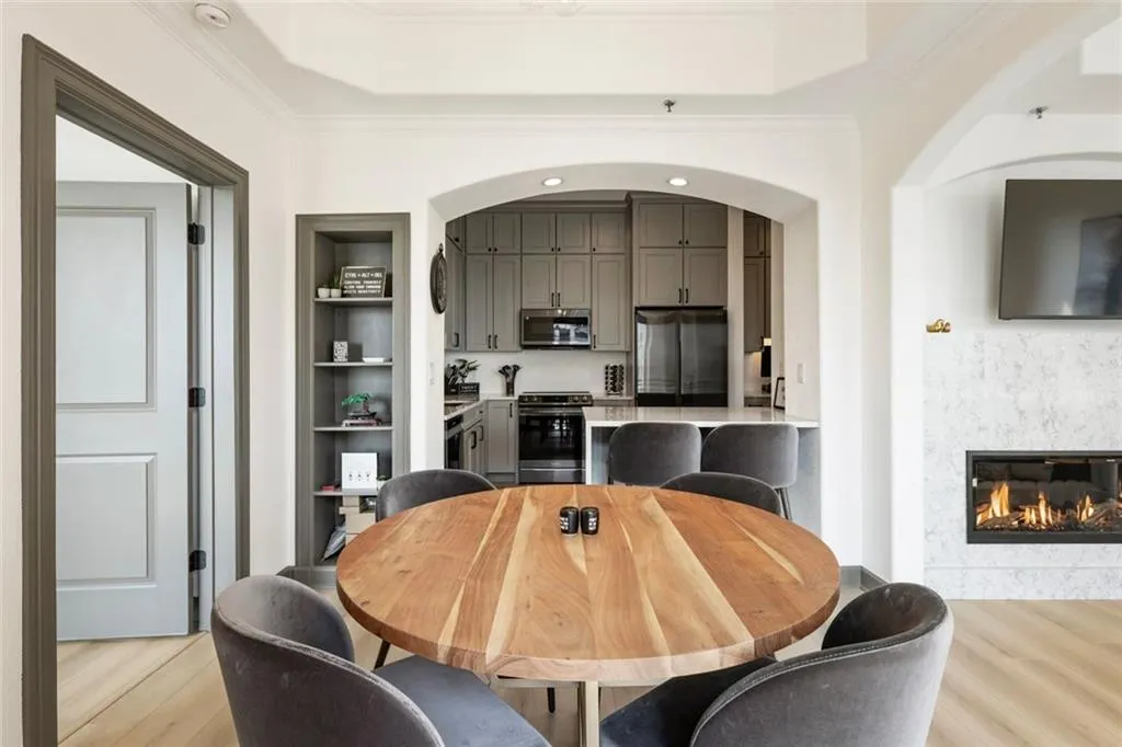 Atlanta, Georgia 30326, United States, 2 Bedrooms Bedrooms, ,2 BathroomsBathrooms,Residential,Active,164620