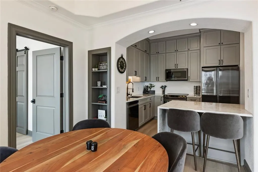 Atlanta, Georgia 30326, United States, 2 Bedrooms Bedrooms, ,2 BathroomsBathrooms,Residential,Active,164620