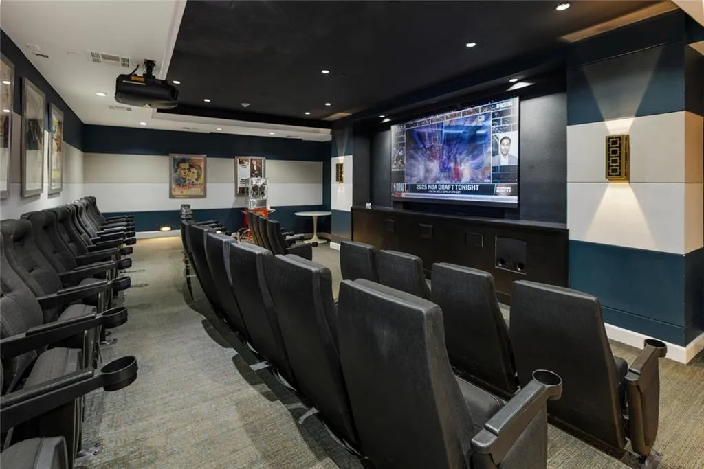 Atlanta, Georgia 30326, United States, 2 Bedrooms Bedrooms, ,2 BathroomsBathrooms,Residential,Active,164620