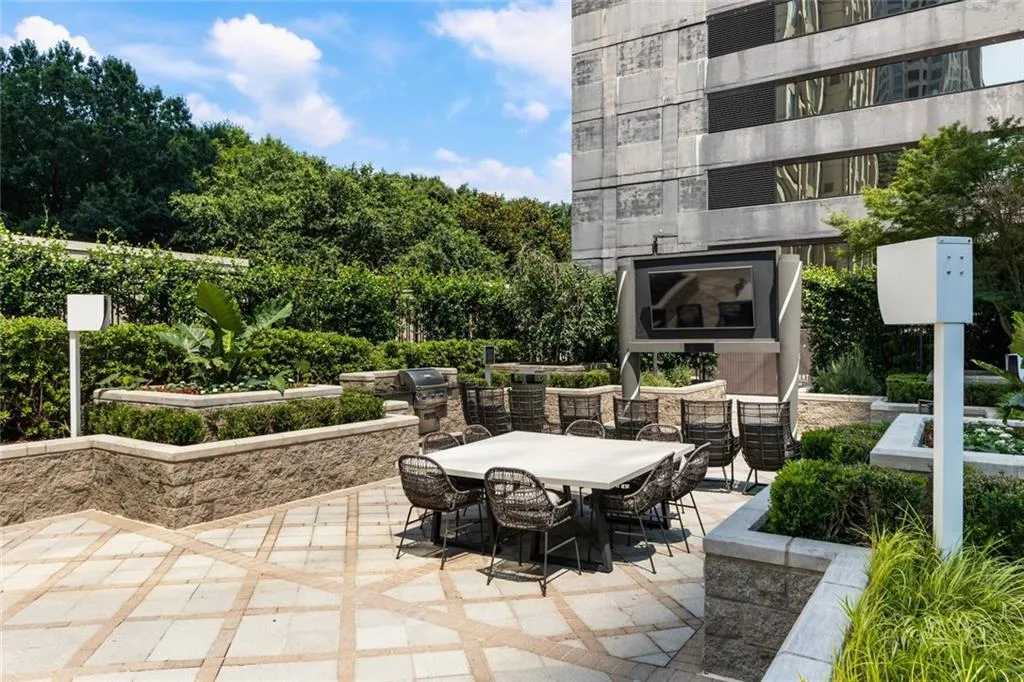 Atlanta, Georgia 30326, United States, 2 Bedrooms Bedrooms, ,2 BathroomsBathrooms,Residential,Active,164620