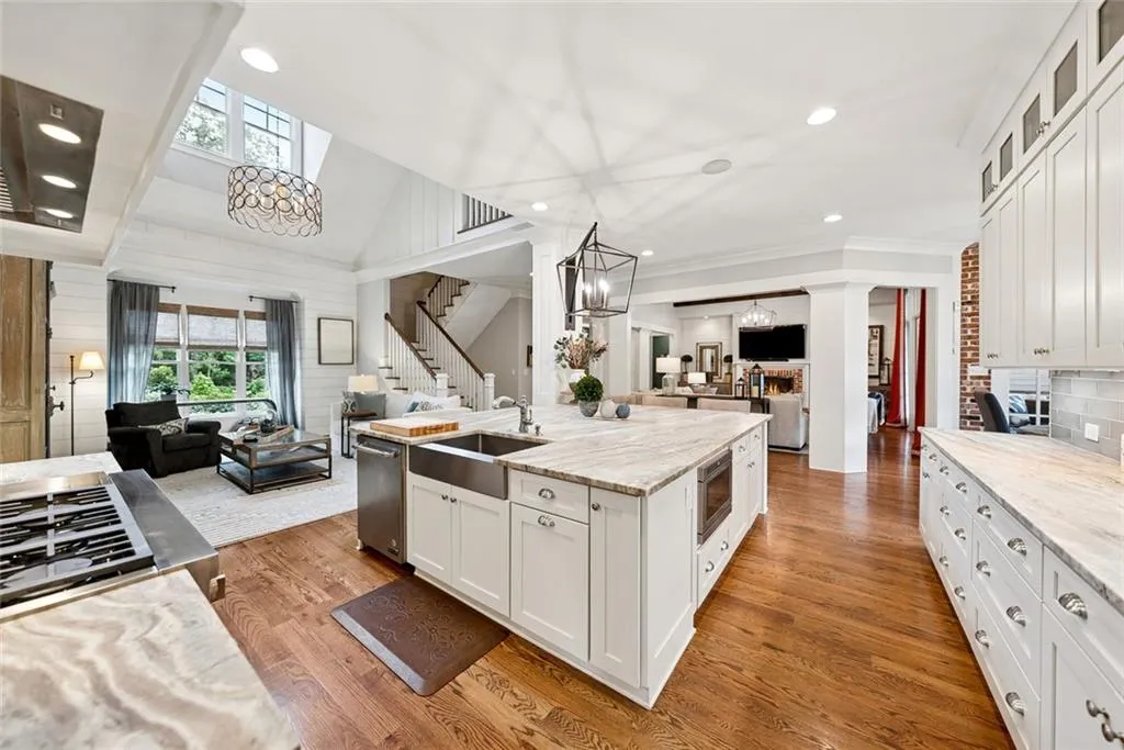 Roswell, Georgia 30075, United States, 4 Bedrooms Bedrooms, ,5 BathroomsBathrooms,Residential,Pending,199786