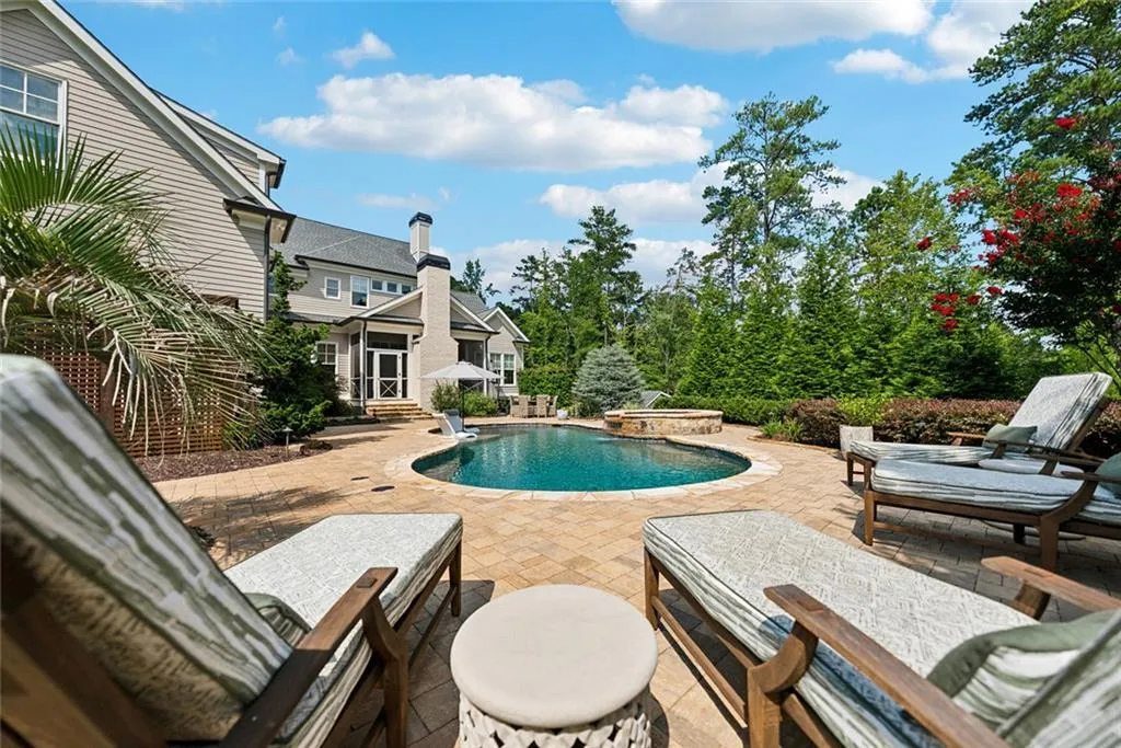 Roswell, Georgia 30075, United States, 4 Bedrooms Bedrooms, ,5 BathroomsBathrooms,Residential,Pending,199786