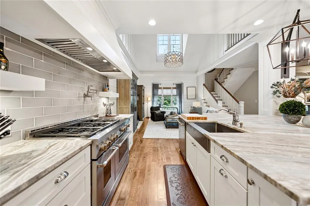 Roswell, Georgia 30075, United States, 4 Bedrooms Bedrooms, ,5 BathroomsBathrooms,Residential,Pending,199786