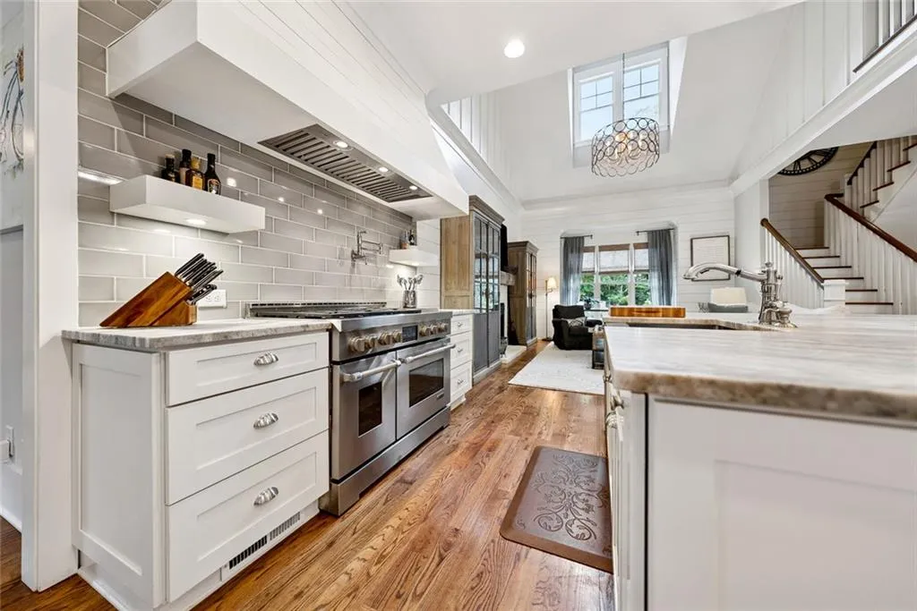 Roswell, Georgia 30075, United States, 4 Bedrooms Bedrooms, ,5 BathroomsBathrooms,Residential,Pending,199786