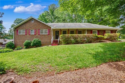 Homes For Sale - 391 Beaumont Drive<br/> Stone Mountain, GA 30087
