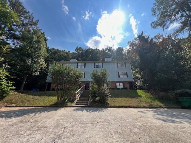 Recently renovated end unit with new flooring, paint and appliances. Great location close to restaurants, shopping and major highways.