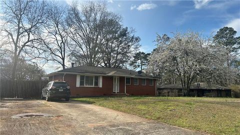 Homes For Sale - 434 Dixie Lee Lane<br/> Stone Mountain, GA 30083