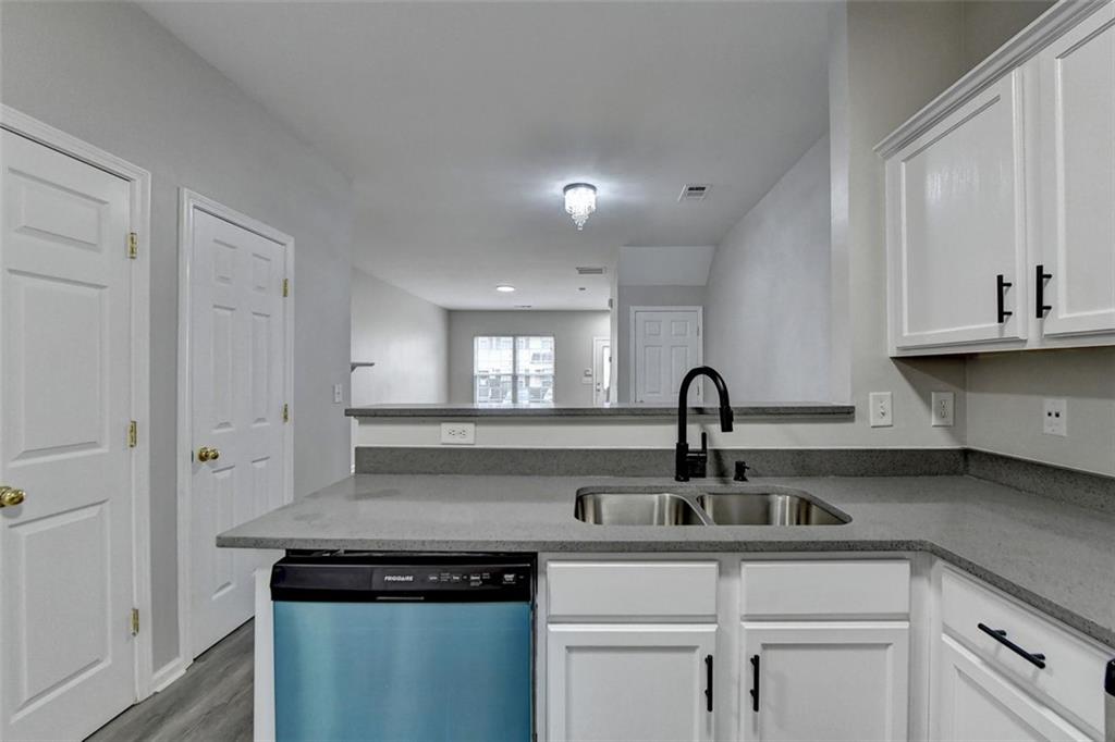 Newly updated townhouse. This beauty has been painted inside and outside. UPDATED bathrooms, vanity, Quartz counter top, light fixtures and new appliances. SECTION 8 OKAY
Minutes from major highways , I-85, I-285, 78.