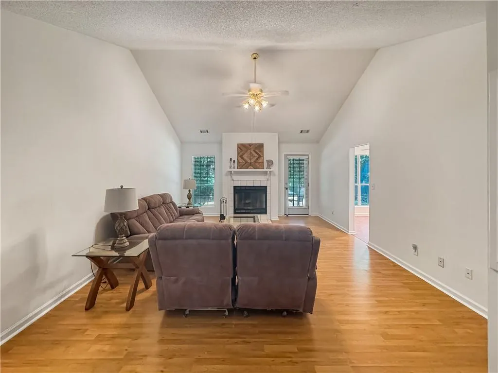 Newnan, Georgia 30277, United States, 3 Bedrooms Bedrooms, ,2 BathroomsBathrooms,Residential,Active,204821