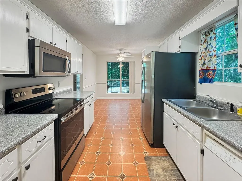 Newnan, Georgia 30277, United States, 3 Bedrooms Bedrooms, ,2 BathroomsBathrooms,Residential,Active,204821