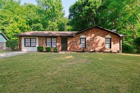 Homes For Sale - 400 Cedar Wood Court<br/> Atlanta, GA 30349