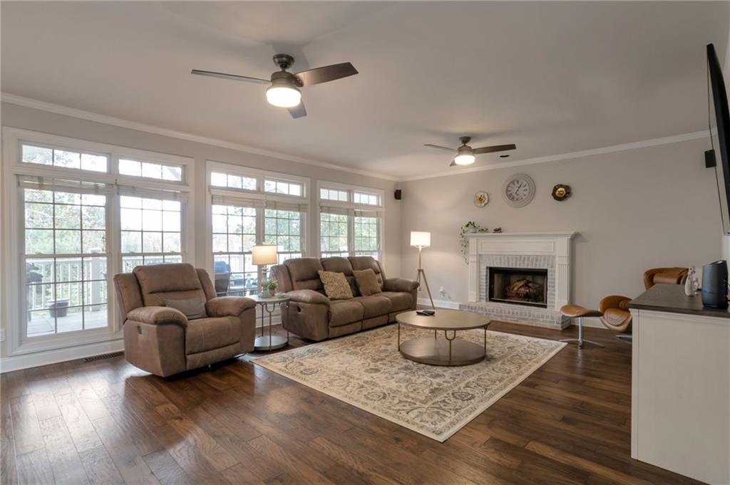 407 Vista Lake Drive