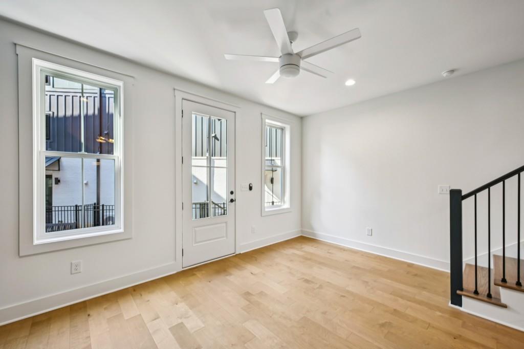 1160 Boulevard SE 12