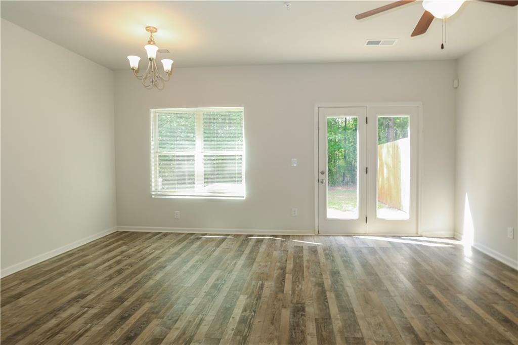 1545 Iris Walk
