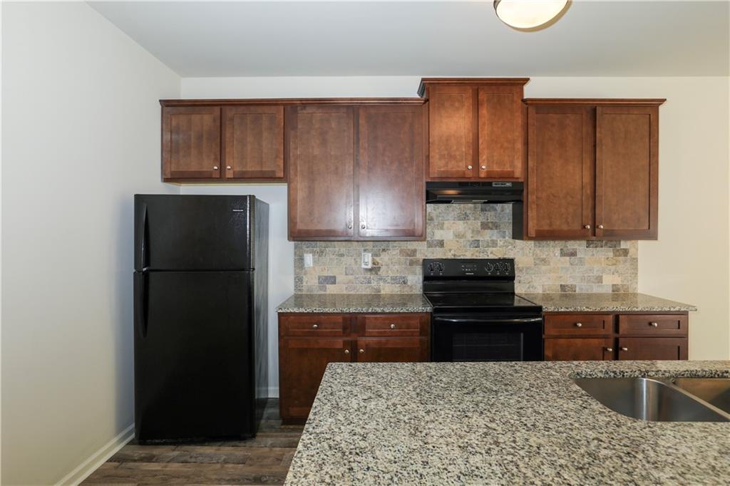 1545 Iris Walk