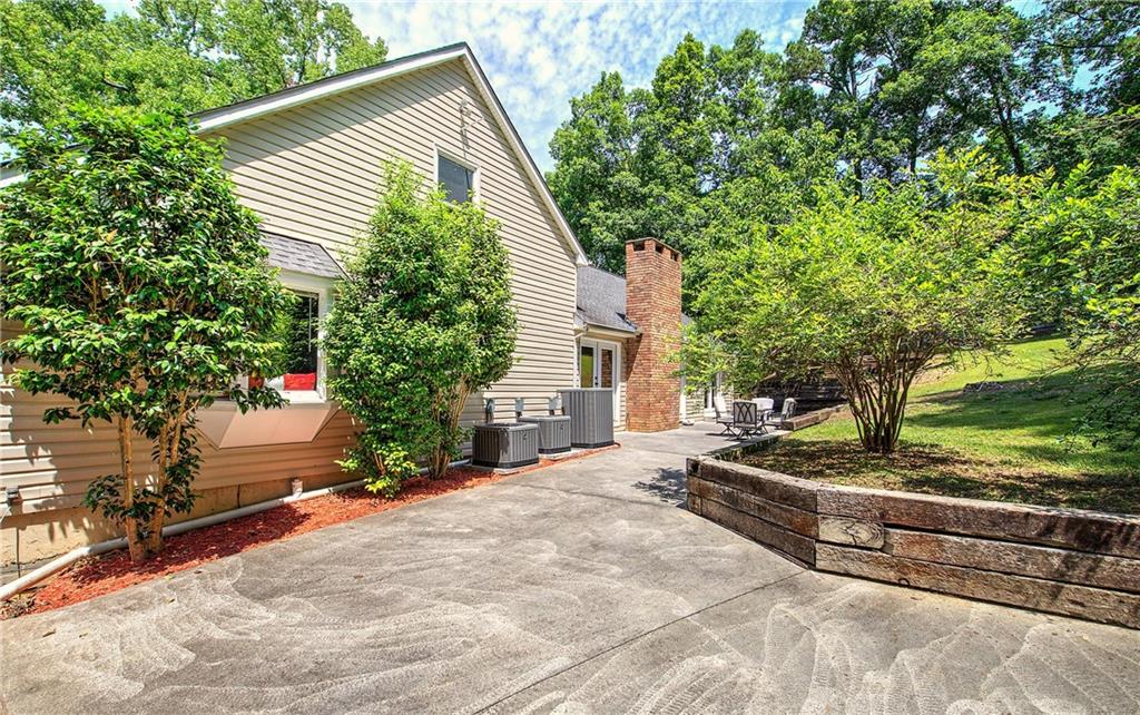 224 Shadowood Drive SE