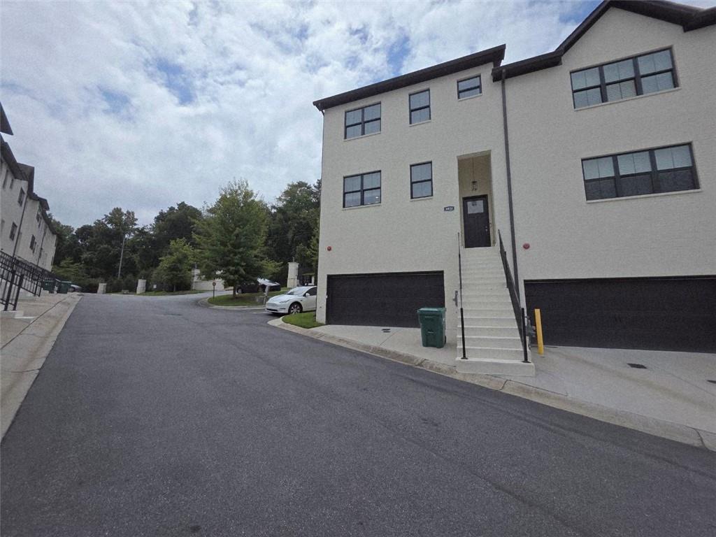 Custom Style and Modern, End Unit, 3 Level Townhouse in Dunwoody Location
Beautifully maintained property with quick access to GA-400, I285 and nearby to Marta Station.
Located just minutes from Perimeter Mall, Shopping, dining area.