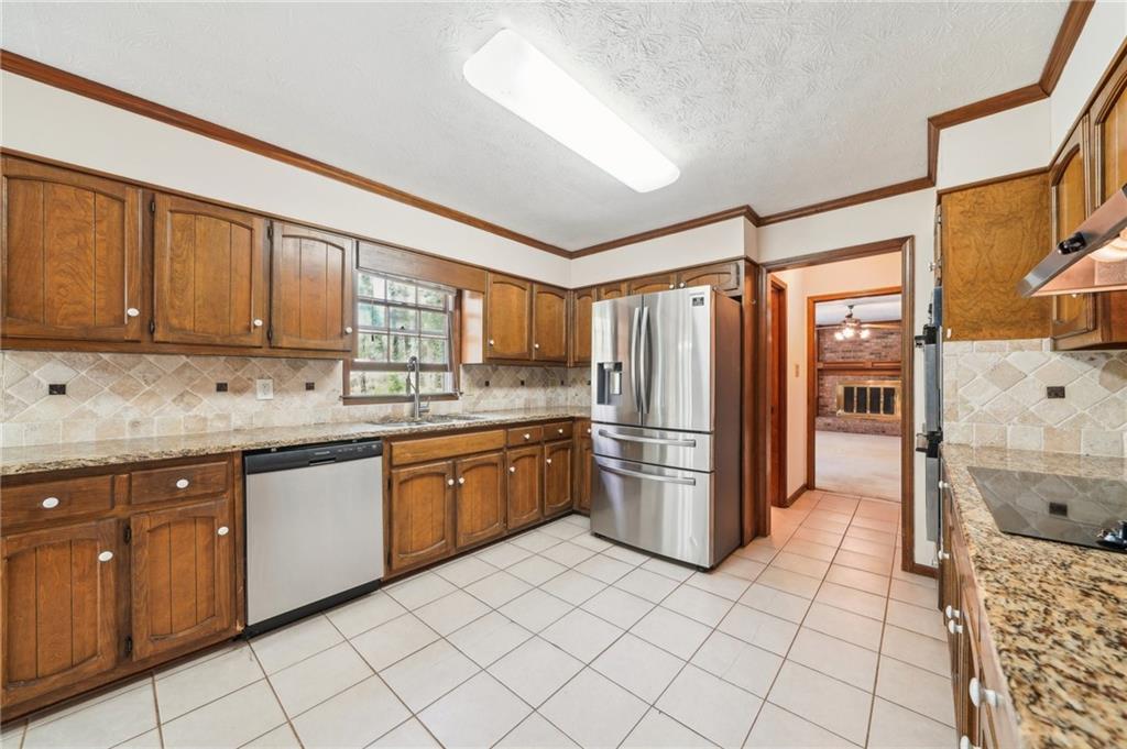 1175 Parkview Way, Lilburn, Georgia image 5