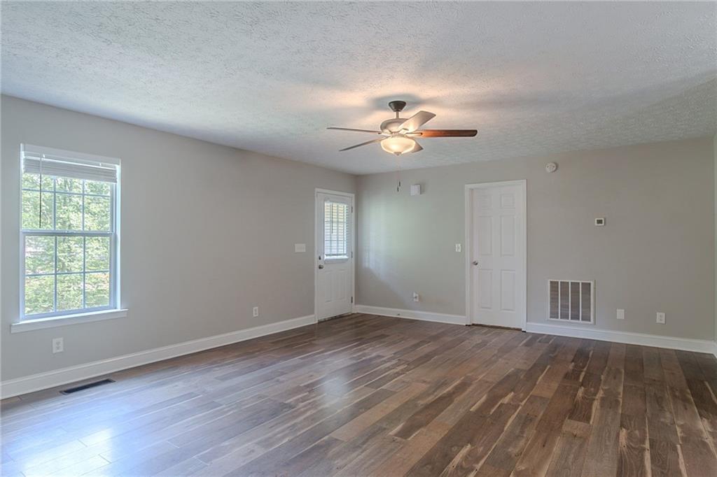 5028 Nichols Drive, Flowery Branch, Georgia image 2