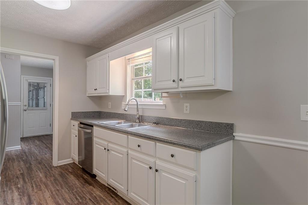 5028 Nichols Drive, Flowery Branch, Georgia image 4